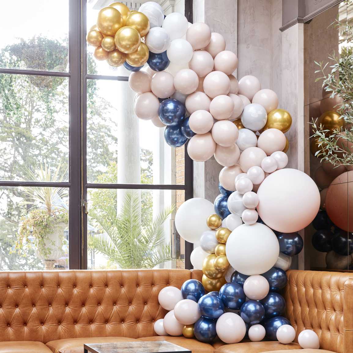 Kit pour arche de 200 ballons luxe en marbre, bleu marine et chrome doré